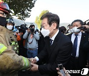 매천시장 화재현장 찾은 이재명 대표