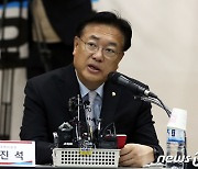 빌언하는 정진석 국민의 힘 비대위원장