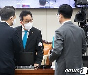 여야 간사와 대화 나누는 유기홍 국회 교육위원장