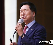 당원연수 강연하는 안철수 의원