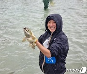 "와, 팔뚝만한 연어"…양양연어축제 3년 만에 개막