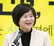 정의당 신임 대표직 수락 연설하는 이정미