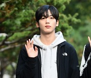 [포토] 위아이 김요한, '부드러운 손인사~'