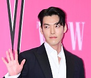 김우빈, 멋진 손 인사 [포토엔HD]