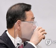 목 축이는 주호영