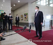 출근길 문답하는 윤 대통령