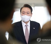 출근길 문답하는 윤석열 대통령