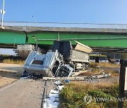 인천 강화대교서 트럭이 난간 들이받고 추락…1명 부상