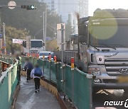 구평초 등하굣길 매일 수백대 대형트럭 '위협' 여전…'학교 신설' 언제