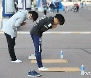 승강플레이오프 경기 전 기도하는 수원 팬들