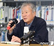 신작 '하얼빈' 들고 제주 찾은 김훈 작가