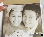 '주영훈♥'이윤미, 2006년 결혼식 청첩장 사진보니 늙지도 않았네! 결혼 16년차 부부의 여전한 '젊음'