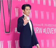 [MD포토] 김우빈 '멋진 손인사'