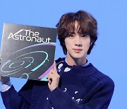 방탄소년단 진 'The Astronaut' 아이튠즈 97개국 1위→유튜브 全세계 인기 MV 1위 '글로벌 슈퍼 파워'