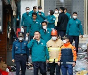 [포토]윤석열 대통령, 대국민 담화 후 이태원 참사 골목 찾아