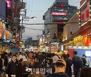 강남 일부 닫았는데, 홍대클럽 영업…이태원참사에도 ‘핼러윈’ 인파 북적