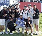 [Ms포토]이소미 캐디 김진한 '축하해주는 동료 캐디들'