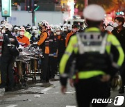 의료진과 소방대원들로 분주한 이태원 압사 사고 현장