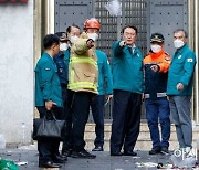 [포토]이태원 참사 현장 방문한 윤석열 대통령