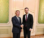 Euisun Chung meets with Slovakian Prime Minister Eduard Heger to ask for support in bid to host World Expo 2030