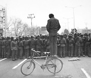 [사진은 말한다] 김포공항 길 봉쇄, 1985년 2월 8일