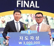 [MD포토] 감독상 수상한 전북 현대 김상식 감독