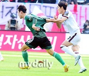 [MD포토] 파울 당하는 송민규, 유니폼 신축성 좋다!