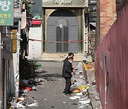 이태원 압사 현장 조사하는 관계자들