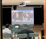 이태원 압사 사고 뉴스 시청하는 실종자 가족들