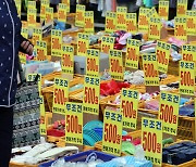 [포토에세이] 고물가에 꽉 닫힌 지갑… “무조건 500원”