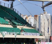 FA컵 결승전 '이태원 참사' 추모, 애도 현수막 내걸리고 응원 없이 시작