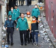 이태원 참사 현장 살펴보는 윤석열 대통령