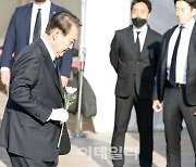 [포토]윤석열 대통령, 이태원 사고 사망자 합동분향소 조문