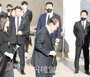 [포토]'이태원 사고' 희생자 조문 나선 尹…김건희 여사도 동행