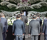 [포토]서울광장 이태원 사고 사망자 합동분향소 찾은 국민의힘 지도부