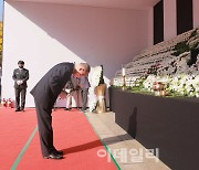 [포토]서울광장에 마련된 이태원 사고 사망자 합동분향소 찾은 반기문 전 UN사무총장