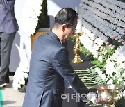 [포토]이태원 사고 사망자 추모하는 한덕수 총리