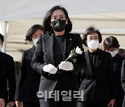 [포토]이태원 사고 사망자 합동분향소 찾은 김현숙 여성가족부 장관