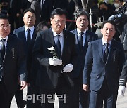 [포토]국화꽃들고 이태원 사고 사망자 합동분향소 입장하는 정진석 비대위원장