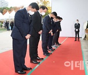 [포토]이태원 사고 사망자 합동분향소 찾은 최태원 대한상의 회장