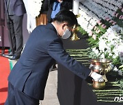 '이태원 참사' 합동분향소 찾은 권오갑 회장