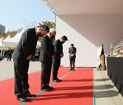 김한길 국민통합위원장, 서울광장 합동분향소 찾아 묵념