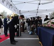 '이태원 참사' 헌화하는 조희연 교육감