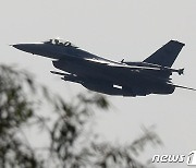 이륙하는 F-16 전투기