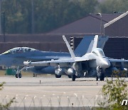 훈련 준비하는 EA-18G 그라울러 전자전기