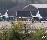 훈련 준비하는 EA-18G 그라울러 전자전기