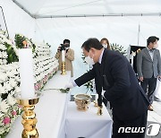 세종시청에 ‘이태원 참사‘ 합동분향소 설치…최민호 시장 조문