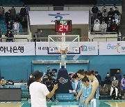 '이태원 참사 희생자를 위해 묵념합니다'