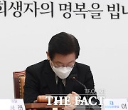 '이태원 참사' 희생자 위해 묵념, 기도하는 이재명 [TF사진관]