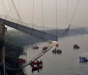 축제에 인파 몰리자 100년 된 다리 붕괴…인도서 최소 132명 사망(종합)